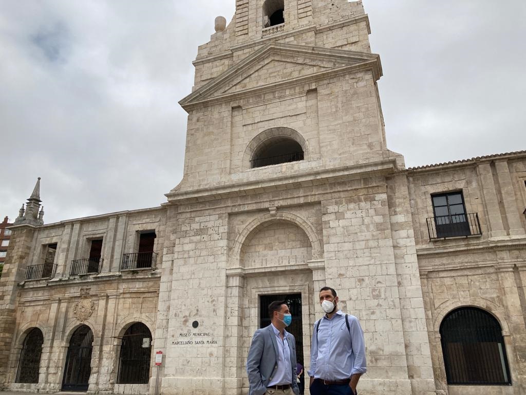 El alcalde, Daniel de la Rosa, destaca el espacio que ha ganado la ciudad para exposiciones y actos culturales con el cierre de la cubierta del Monasterio de San Juan 